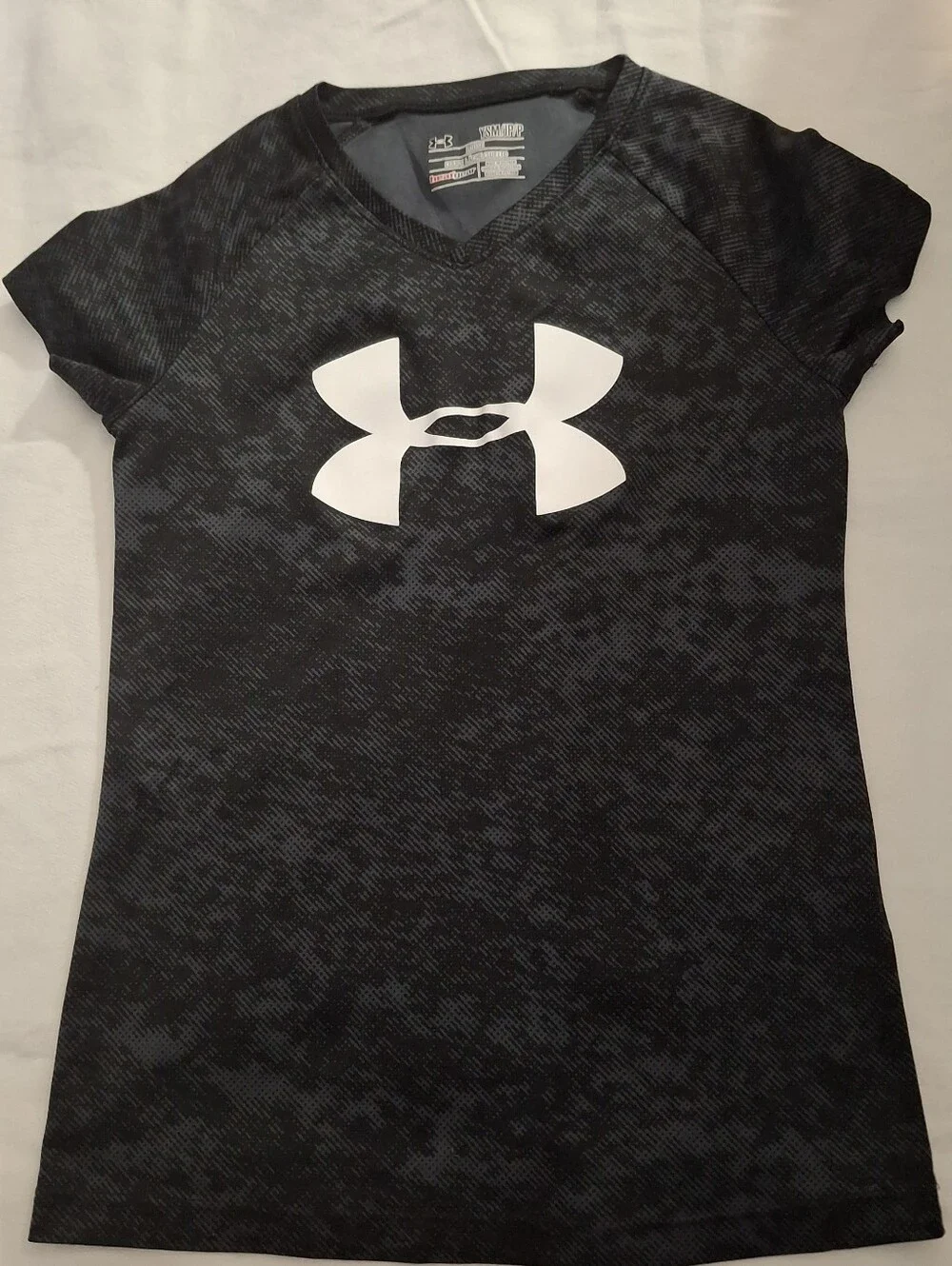 NWOT Under Armour Black/GRAY GIRLS Tee Size Youth Small with White Logo